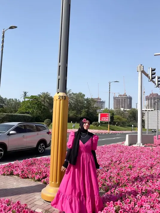 Sajidah Halilintar mengenakan dress princess berwarna pink. Ia padukan penampilannya dengan manset dan hijab hitam. [Foto: Instagram/sajidahhalilintar]