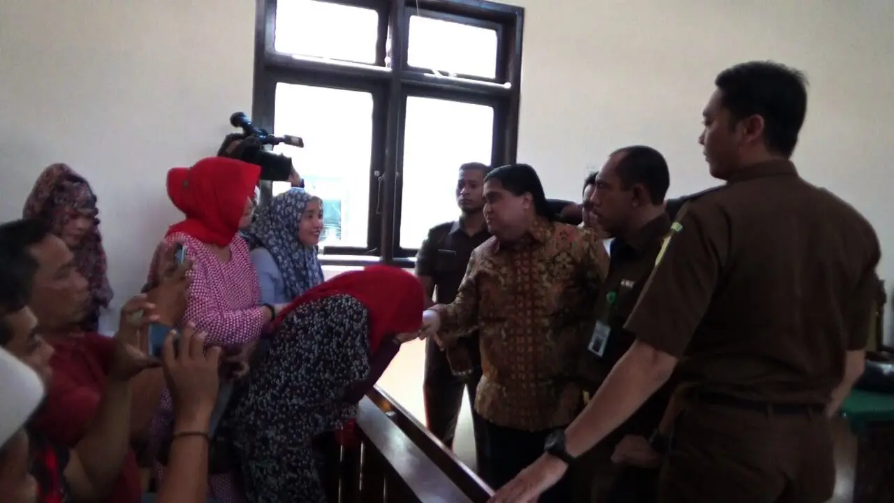 Puluhan pengikut setia Padepokan Dimas Kanjeng Taat Pribadi, turut memenuhi ruang sidang vonis terkait kasus penipuan uang sebesar Rp 800 juta di PN Kraksaan, Probolinggo, Jawa Timur. (Liputan6.com/Dian Kurniawan)