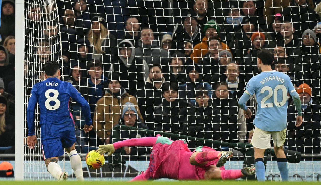 Pemain Chelsea, Enzo Fernandez, mencetak gol ke gawang Manchester City pada lanjutan Liga Inggris di Etihad Stadium, Senin (5/1/2026). (AFP/Oli Scarff)