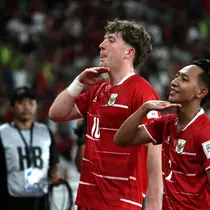 Pemain Timnas Indonesia, Beckham Putra (kanan) dan Ole Romeny melakukan selebrasi setelah mencetak gol ke gawang St Kitts and Nevis dalam laga semifinal FIFA Series 2026 di Stadion Utama Gelora Bung Karno (SUGBK), Senayan, Jakarta, Jumat (27/03/2026). (Bola.com/Abdul Aziz)