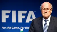 Ekspresi Presiden FIFA, Sepp Blatter saat menggelar konferensi pers terkait pengunduran dirinya, di markas FIFA, Zurich, Swiss, Selasa (2/6). Blatter mengundurkan diri sebagai presiden FIFA setelah 17 tahun menjabat. (REUTERS/Ruben Sprich)