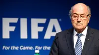 Ekspresi Presiden FIFA, Sepp Blatter saat menggelar konferensi pers terkait pengunduran dirinya, di markas FIFA, Zurich, Swiss, Selasa (2/6). Blatter mengundurkan diri sebagai presiden FIFA setelah 17 tahun menjabat. (REUTERS/Ruben Sprich)