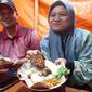 Bebek Songkek khas Madura menjadi pilihan menu makan di Surabaya. (Dian Kurniawan/Liputan6.com).
