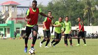 Striker asing Persebaya, Amido Balde. (Bola.com/Aditya Wany)