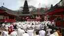 Umat Hindu melaksanakan ibadah Sasih Kanem di Puri Kiduling Kreteg, Besakih, Bali, Minggu (3/12). Upacara ibadah tahunan tersebut sekaligus memohon agar diberikan keselamatan dan berkah dari erupsi Gunung Agung. (Liputan6.com/Immanuel Antonius)