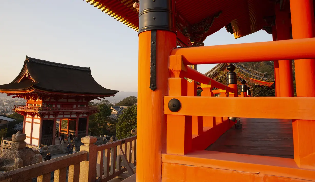 Wisatawan mengunjungi kuil Buddha Kiyomizu-dera di Kyoto, Jepang (31/10/2019). Kuil ini adalah situs Warisan Dunia UNESCO dan salah satu tempat wisata paling terkenal di Kyoto. (AP Photo / Aaron Favila)