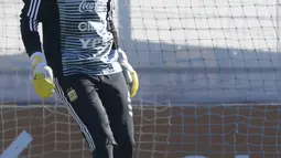 Kiper Argentina Sergio Romero menendang bola saat latihan di Ezeiza, Buenos Aires, (22/5). Kiper Manchester United ini merupakan salah satu dari tiga kiper yang disiapkan Jorge Sampaoli untuk menghadapi Piala Dunia 2018. (AFP Photo/Juan Mabromata)