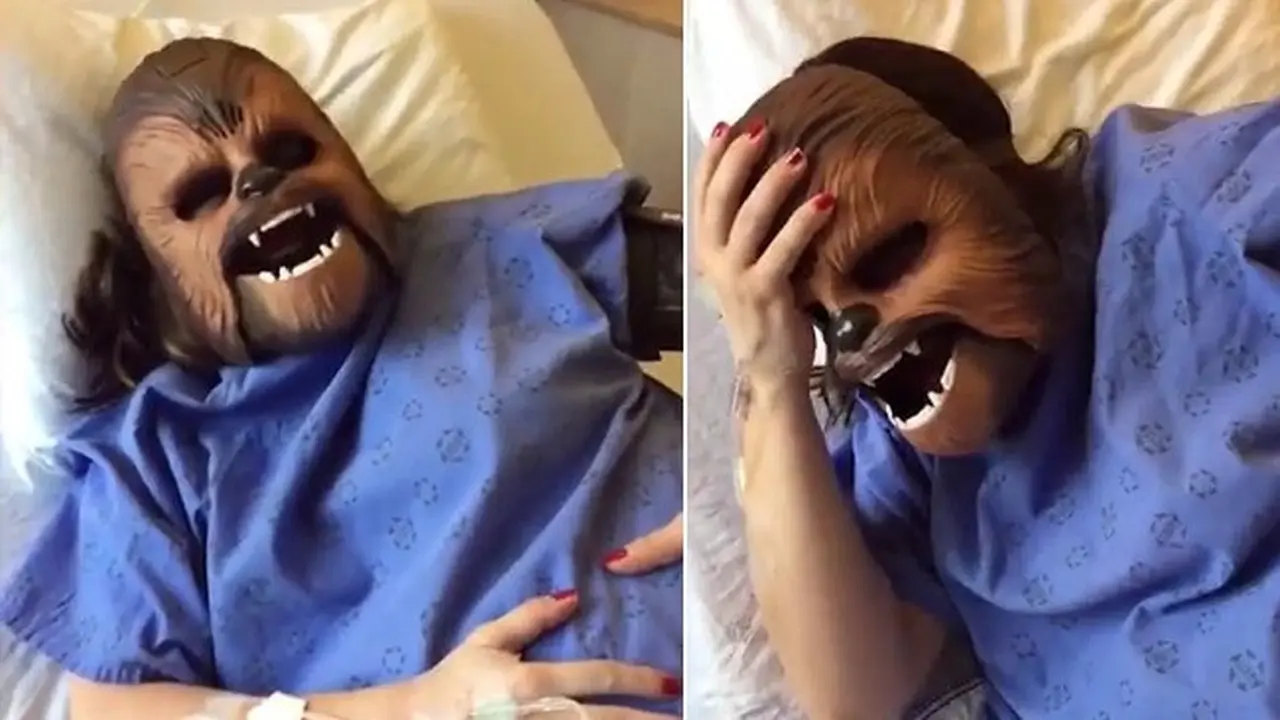Hilangkan Stres, Ibu Ini Pakai Topeng Chewbacca selama Melahirkan