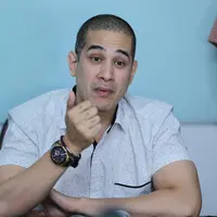 Hingga kini, Sammy Simorangkir tak ada itikad baik meminta maaf pada Okan Cornelius. Seperti diketahui, ayah satu anak itu dituding suka dengan sesama jenis. (Adrian Putra/Bintang.com)