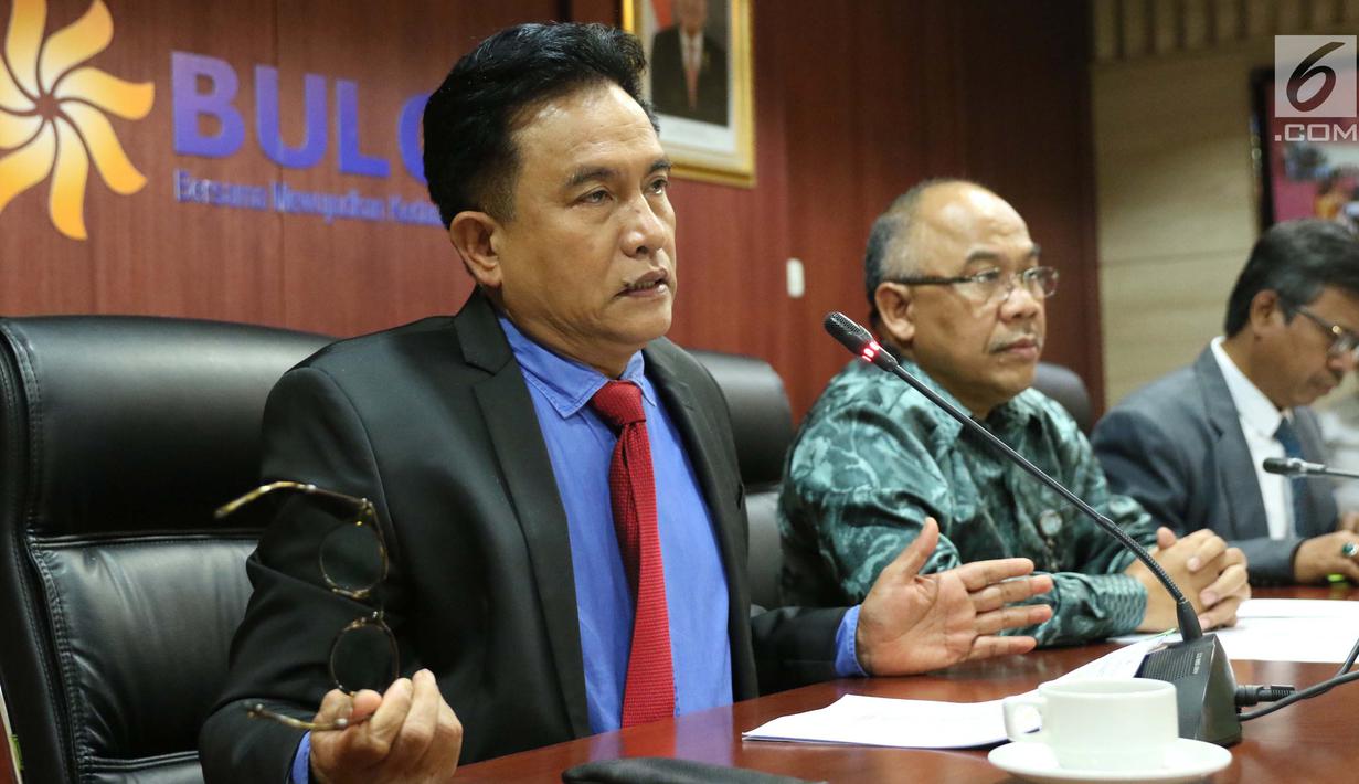 Pengacara Perum Bulog Yusril Ihza Mahendra bersama dengan Direktur SDM dan Umum Wahyu Suparyono saat menjelaskan persoalan sengketa lahan di kantor Bulog, Jakarta, Senin (25/9). (Liputan6.com/Angga Yuniar)