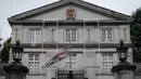 Bendera Inggris berkibar setengah tiang di kedutaan Inggris setelah kematian Ratu Elizabeth II, di Tokyo, Jepang pada 9 September 2022. Elizabeth lahir pada 21 April 1926, di Bruton Street, London. (Photo by Yuichi YAMAZAKI / AFP)