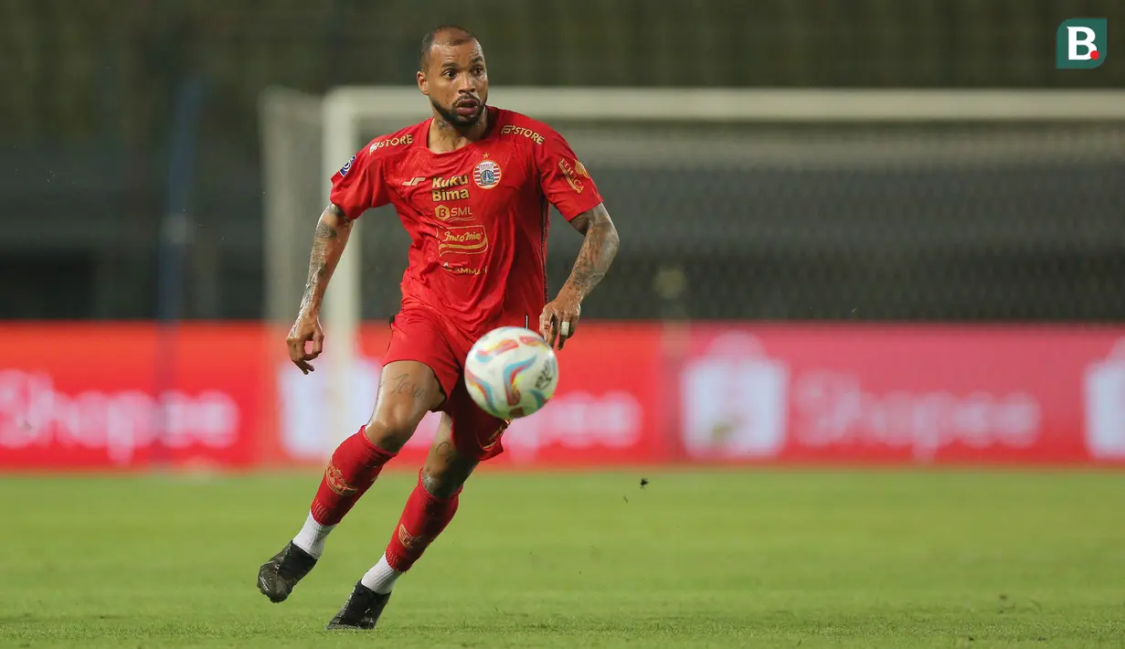<p>Pemain Persija Jakarta, Gustavo Almeida menguasai bola saat melawan Bhayangkara FC pada laga pekan ke-20 BRI Liga 1 2023/2024 di Stadion Patriot Candrabhaga, Bekasi, Senin (27/11/2023). (Bola.com/M Iqbal Ichsan)</p>