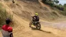 Billy Syahputra dengan motor trailnya mencoba untuk mendaki bukit tanah kering. (Foto: Instagram/@bilsky16)