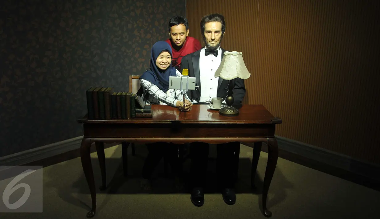 Pengunjung berselfi dengan Patung lilin Abraham Lincoln di Museum Alive Star Ancol, Jakarta (6/5). Patung-patung lilin dengan tampilan yang nyata dan mirip dari bintang-bintang K-Pop, Hollywood, dan tokoh dunia. (Liputan6.com/Gempur M Surya)