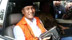 Bupati Kudus, Muhammad Tamzil saat berada di mobil tahanan usai menjalani pemeriksaan terkait dugaan suap pengisian jabatan perangkat daerah di lingkungan Pemkab Kudus, Gedung KPK Jakarta, Sabtu (27/7/2019). KPK menyita barang bukti uang sebesar Rp170 juta. (Liputan6.com/Helmi Fithriansyah)