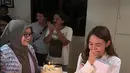 Tak hanya satu kue, Amanda mendapatkan 4 kue ulang tahun. Momen ketika Amanda Manopo bersiap meniup lilin sembari masih memegang script sinetronnya. Dalam jepretan ini, Amanda terlihat tak menyangka mendapatkan kejutan ulang tahun. Tak hanya Amanda, pemain dan kru juga turut merasakan bahagia karena bisa memberikan kejutan untuk Amanda. (Liputan6.com/IG/@salshabillaadr)