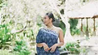 5 Inspirasi Model Batik Casual Hingga Resmi Ala Happy Salma, Padukan Sentuhan Tradisional dan Modern