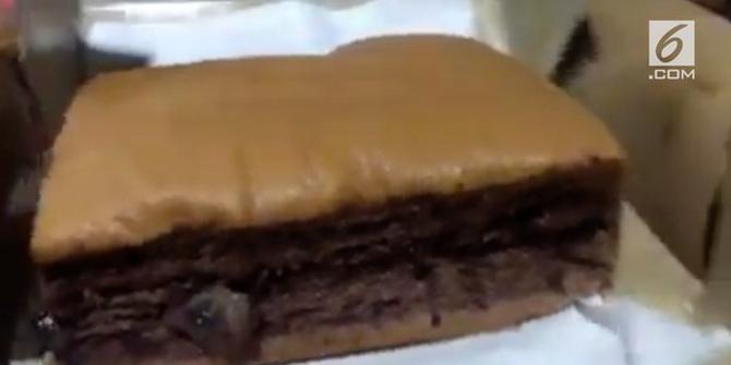 VIDEO: Ada Belatung di Kue Coklat, Ini Tanggapan Produsen