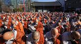 Biksu Buddha Korea Selatan berpartisipasi dalam rapat umum di Kuil Jogye, Seoul, Korea Selatan, 21 Januari 2022. Ribuan biksu Buddha berkumpul untuk memprotes dugaan diskriminasi agama oleh pemerintah Korea Selatan. (AP Photo/Lee Jin-man)