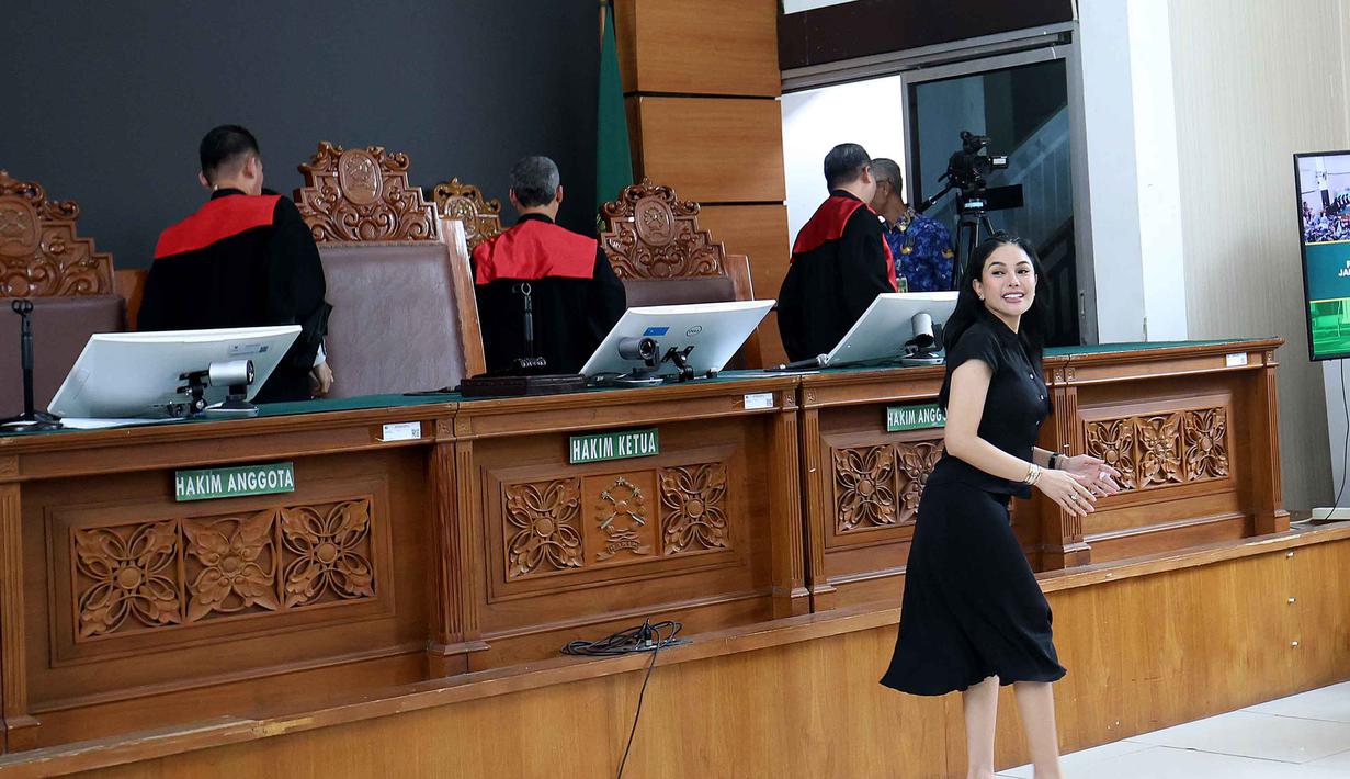 Terdakwa kasus pemerasan dan Tindak Pidana Pencucian Uang (TPPU), Nikita Mirzani usai mengikuti sidang pembacaan putusan di Pengadilan Negeri Jakarta Selatan, Selasa (28/10/2025). (Kapanlagi.com/Budy Santoso)