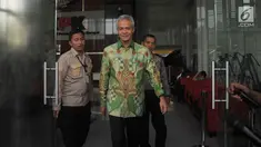 Gubernur Jawa Tengah Ganjar Pranowo berjalan keluar usai diperiksa di gedung KPK, Jakarta, Selasa (4/7). Mantan Wakil Ketua Komisi II DPR itu diperiksa sebagai saksi untuk kasus dugaan korupsi proyek pengadaan e-KTP. (Liputan6.com/Helmi Afandi)