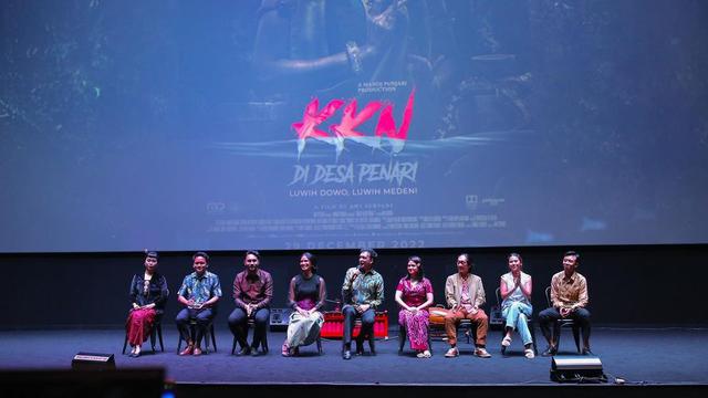 Suasana peluncuran trailer dan poster resmi KKN di Desa Penari extended version. (Foto: Dok. Instagram @manojpunjabimd)