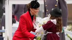 Kate Middleton, Putri Wales dari Inggris mendapatkan bunga dari seorang gadis kecil menjelang parade Hari St David dengan anggota Batalyon 1, The Welsh Guards di Windsor, Inggris, Rabu, 1 Maret 2023. Kate Middleton selalu punya cara untuk tampil memukau. Kali ini, Kate Middleton terlihat anggun dalam balutan mantel berwarna merah. (AP Photo/Alastair Grant, Pool)