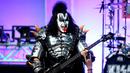 Vokalis KISS, Gene Simmons saat menghibur penonton selama 23rd Annual Race to Erase MS Gala di The Beverly Hilton Hotel, California, USA (15/4). Band asal Amerika ini terbentuk di New York City pada Januari 1973. (AFP PHOTO/Frederick M. Brown)