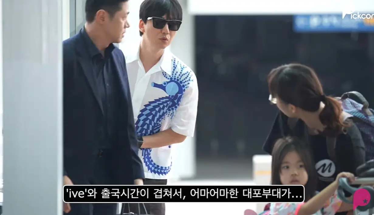 Kim Nam Gil kaget melihat begitu banyak reporter dan fans yang berkumpul di bandara hingga dia sempat mengintip dari balik pilar.