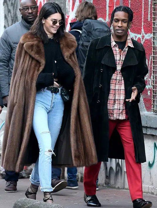 Tentu saja ini menimbulkan berbagai pendapat dari penggemarnya. Kabar kedekatan mereka beredar setelah keduanya tertangkap kamera sedang berada di L.A, dimana keduanya terlihat habiskan waktu bersama. (AFP/Bintang.com)