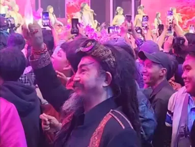 Siapa sangka di balik tampang sangar itu, Limbad memiliki sisi lembut. Kejutan terjadi ketika ia kepergok menghadiri konser girlband JKT48, di mana momen tersebut membuat publik tak habis pikir. Limbad tampak asyik menikmati pertunjukan di tengah para penonton. (Liputan6.com/IG/@limbadindonesia)