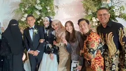 Marsha Risdasari juga tak lupa foto bareng kedua mempelai. Natalie Sarah dan suami juga turut serta foto bareng Adiba dan Egy. Kebahagiaan yang dirasakan oleh Adiba dan Egy juga dirasakan oleh Marsha. Sama seperti Adiba yang menikah muda, Marsha Risdasari juga menikah di usia muda yakni 24 tahun pada Oktober 2022 lalu dan melahirkan anak pertama September 2023. (Liputan6.com/IG/@marshariss)