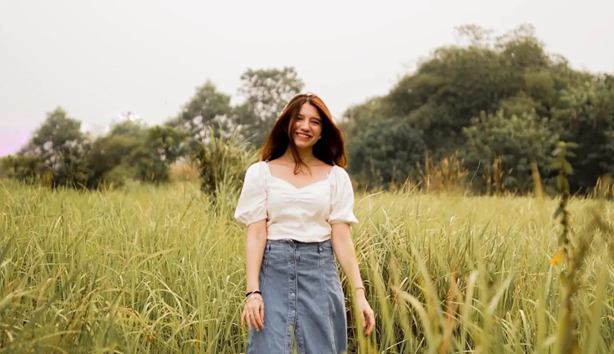 Ketika pergi ke sawah, pemilik nama lengkap Gemma Galgani Cassandra Sheryl Lee ini nampak tampil santai. Ia pun hanya mengenakan atasan putih dan rok midi jeans. (Liputan6.com/IG/cassandralee)