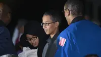 Ahmed Mohamed (tengah), remaja asal Texas yang sempat ditahan karena jam buatannya dianggap bom mengunjungi Gedung Putih, Senin (19/10). Ahmed mendapat undangan pribadi dari Presiden Obama untuk menghadiri 'Astronomy Night'. (AFP PHOTO/Mandel NGAN)