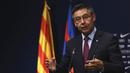 Presiden Barcelona, Josep Maria Bartomeu, mengumumkan pelatih baru La Blaugrana di Barcelona, Selasa (29/5/2017). Ernesto Valverde ditunjuk sebagai pelatih Barcelona menggantikan Luis Enrique. (EPA/Alejandro Garcia)