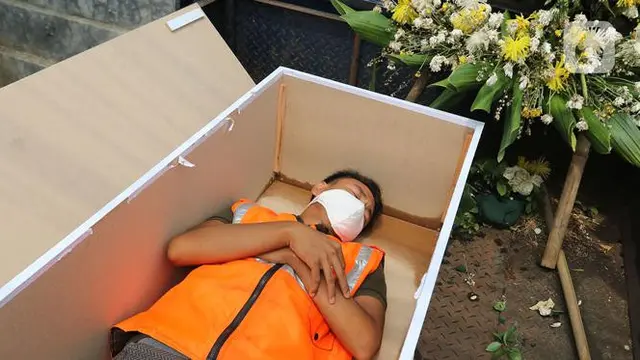 Pelanggar PSBB Dimasukkan ke Peti Mati