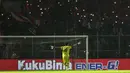 Kiper Arema FC, Kurniawan Ajie, merayakan gelar juara Piala Presiden 2019 usai menaklukkan Persebaya Surabaya di Stadion Kanjuruhan, Jumat (13/4). Arema FC menang 2-0 atas Persebaya. (Bola.com/Yoppy Renato)