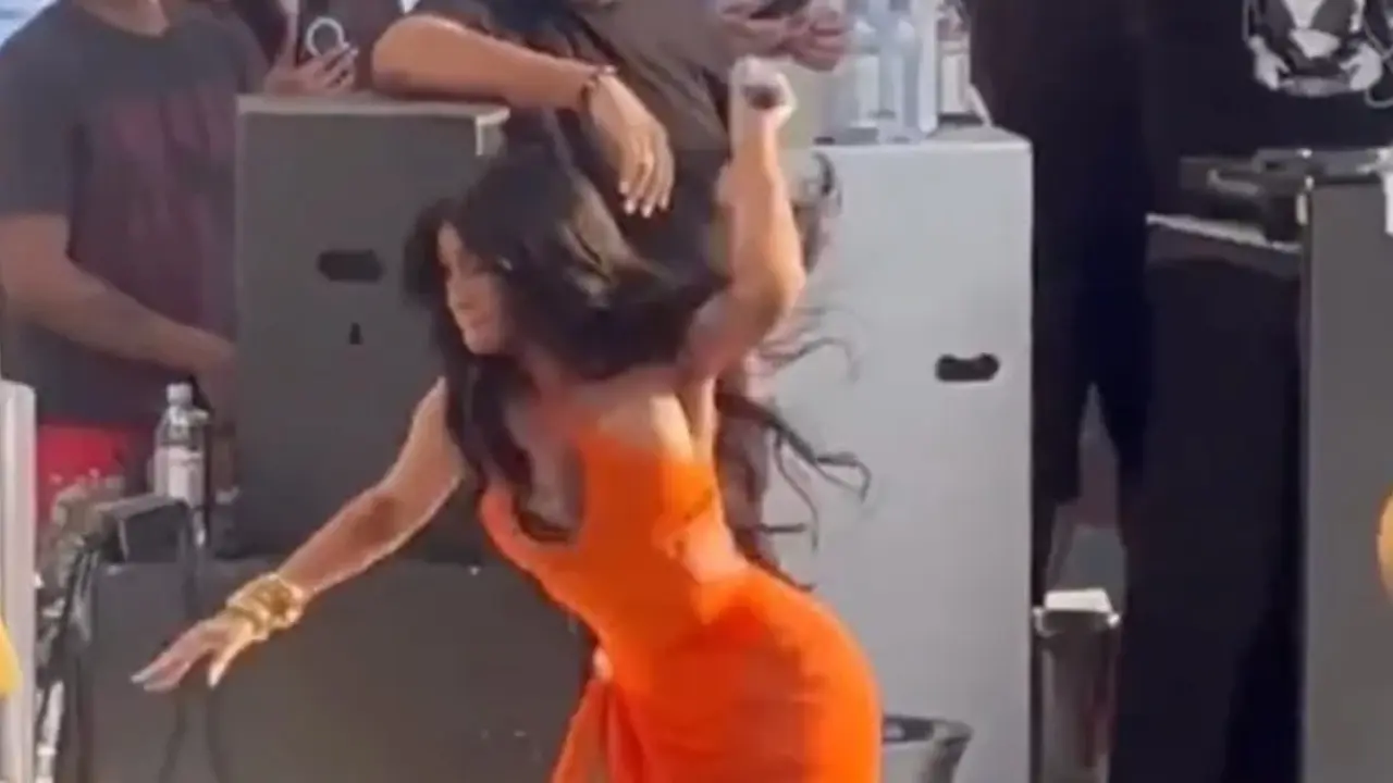 Kesal Disiram Air oleh Oknum Penonton, Cardi B Balas Lempar Mik dari Atas Panggung