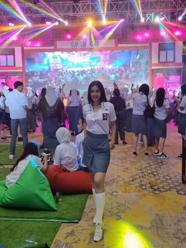 Nia Anggia, adik mendiang Julia Perez pakai seragam SMA (instagram/anggitheperez)