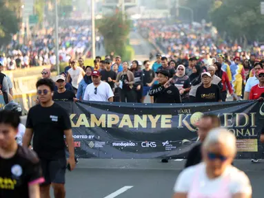 Sejumlah komedian yang tergabung dalam PaSKI (Persatuan Seniman Komedi Indonesia) melakukan kampanye Hari Komedi Nasional saat pelaksanaan Hari Bebas Kendaraan Bermotor (HBKB) atau Car Free Day (CFD) di Jalan Jenderal Sudirman, Jakarta, Minggu (21/9/2025). (Kapanlagi.com/Budy Santoso)