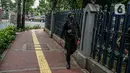Polisi bersenjata melakukan patroli saat melakukan pejagaan misa Minggu Paskah di Gereja Katedral, Jakarta, Minggu (4/4/2021). Pengamanan diperketat menyusul serangkaian aksi teror bebarapa waktu terakhir, yakni di Gereja Katedral Makassar dan Mabes Polri. (Liputan6.com/Faizal Fanani)