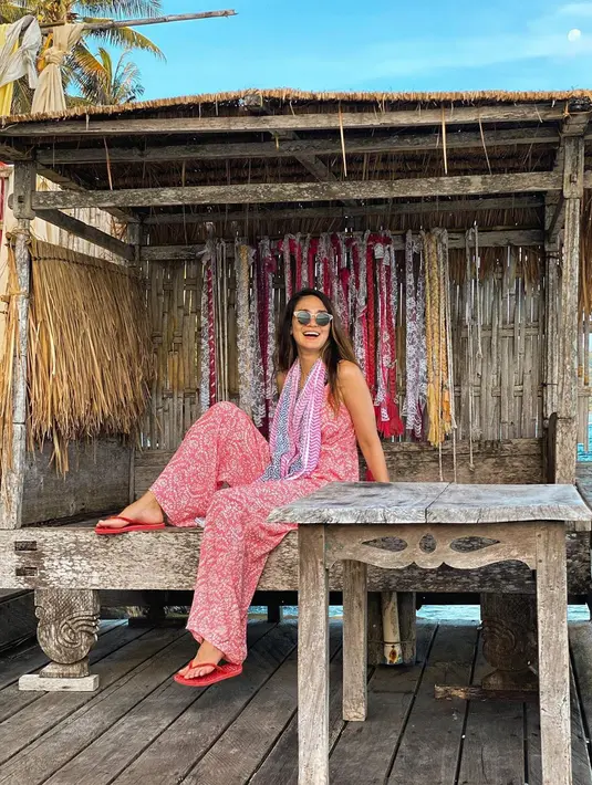 "Biasanya kalau dia lagi sibuk-sibuk tuh berarti dia lagi membunuh sepi tuh. Sibuk sepedaan, sibuk jalan-jalan naik ke gunung," ungkap Ayu Dewi. (Instagram/lunamaya)