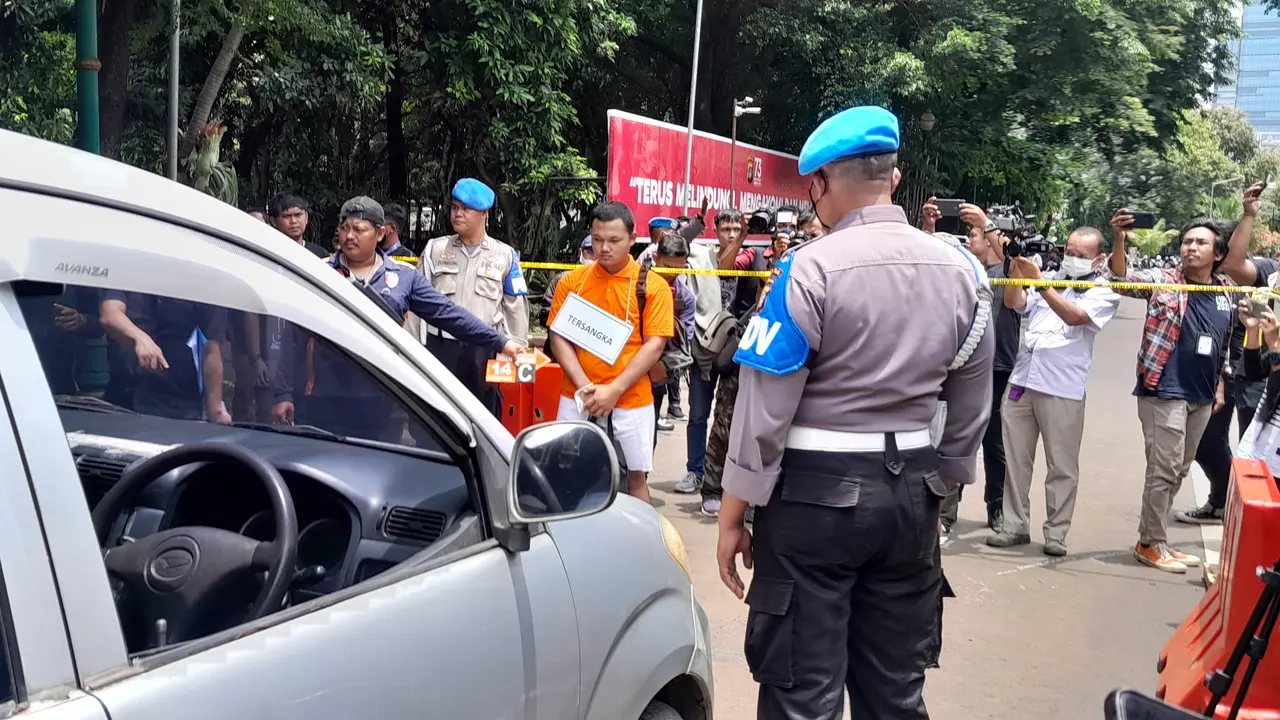 Anggota Densus 88 Antiteror Bripda HS melakukan rekonstruksi pembunuhan sopir taksi online di Depok hari ini, Kamis (16/2/2023).