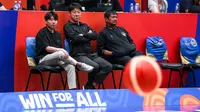 Pelatih Timnas Indonesia, Shin Tae-yong (tengah) bersama Direktur Teknik PSSI, Indra Sjafri (kanan) dan penerjemahnya Jeong Seok-seo saat menonton laga Grup H Piala Dunia FIBA 2023 antara Kanada melawan Latvia di Indonesia Arena, Senayan, Jakarta, Selasa (29/08/2023). (Bola.com/Bagaskara Lazuardi)