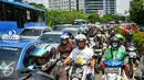 Sejumlah kendaraan terjebak di jalur lambat Jl HR Rasuna Said, Kuningan,  Jakarta Selatan, Rabu (4/5). Ribuan bidan desa menggelar aksi demo dan menutup akses jalur lambat di depan kantor Kemenkes. (Liputan6.com/Yoppy Renato)