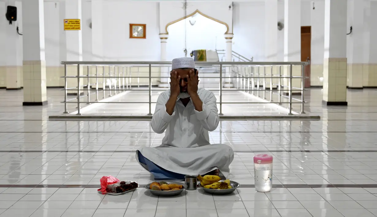 Seorang Muslim berdoa sebelum berbuka puasa di Masjid Jummah selama bulan suci Islam Ramadhan di Kolombo, Sri Lanka pada 4 Mei 2020. Umat Islam di dunia menjalankan ibadah Ramadan di tengah pandemi virus corona dan penerapan lockdown. (ISHARA S. KODIKARA / AFP)