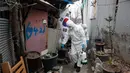Tentara menyemprotkan cairan disinfektan di gang-gang sebagai tindakan pencegahan virus corona (COVID-19) di Seoul, Korea Selatan, Salasa (3/3/2020). Hingga 4 Maret 2020 sore, jumlah pasien virus corona di Korea Selatan bertambah menjadi 5.621 kasus. (AP Photo/Lee Jin-man)