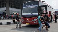 Penumpang membawa sejumlah barang saat menaiki bus di Terminal Pulo Gebang, Jakarta, Minggu (3/6). Mudik lebih awal dipilih untuk menghindari kemacetan serta penumpukan penumpang. (Merdeka.com/Iqbal Nugroho)