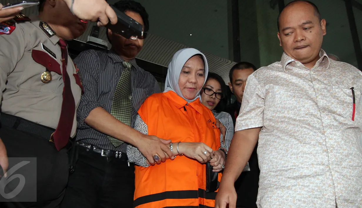 Anggota DPRD Provinsi Sumatera Selatan, Lucianty (tengah) sekaligus istri dari Bupati Musi Banyuasin Pahri Azhari ikut ditahan KPK, Jakarta, Jumat (18/12). (Liputan6.com/Helmi Afandi)