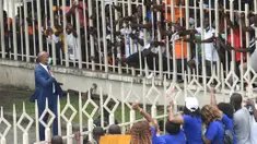 Legenda Chelsea, Didier Drogba, menyapa pendukungnya saat akan mengajukan pencalonannya untuk menjadi presiden federasi sepakbola Pantai Gading di Abidjan, Minggu (2/8/2020). Pria berusia 42 tahun itu akan bersaing dengan empat calon lainnya. (AFP/Sia Kambou)